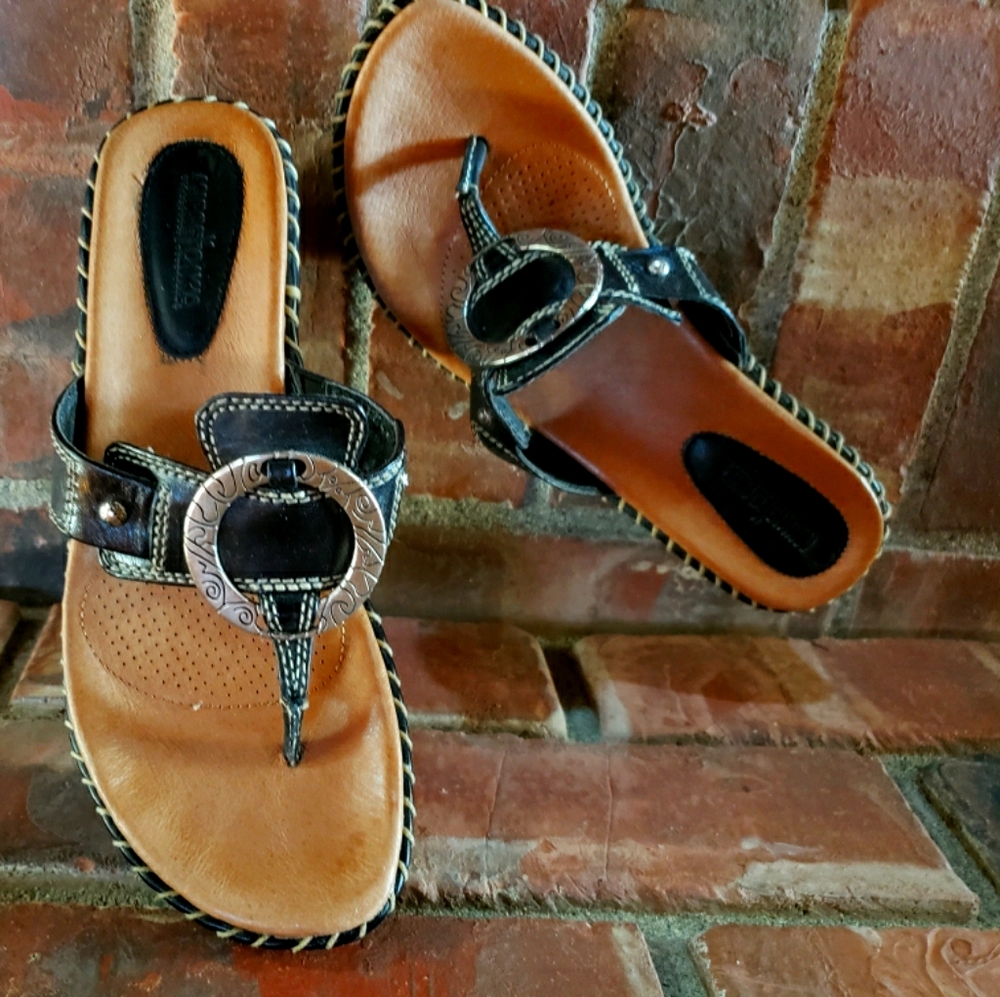 MINNETONKA SANDALS